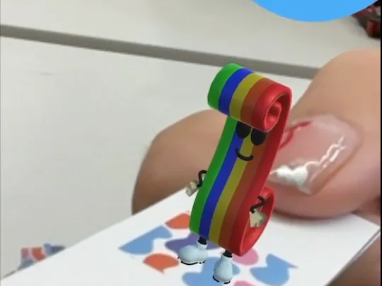 Olga, personaje en 3D, aparece sobre el interior del empaque escaneado con el celular