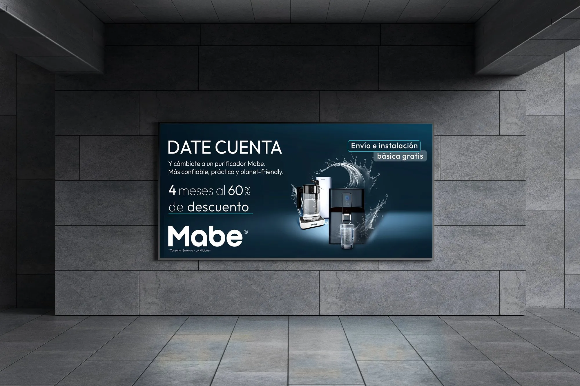 Banner de la campaña Mabe montado en un muro de concreto