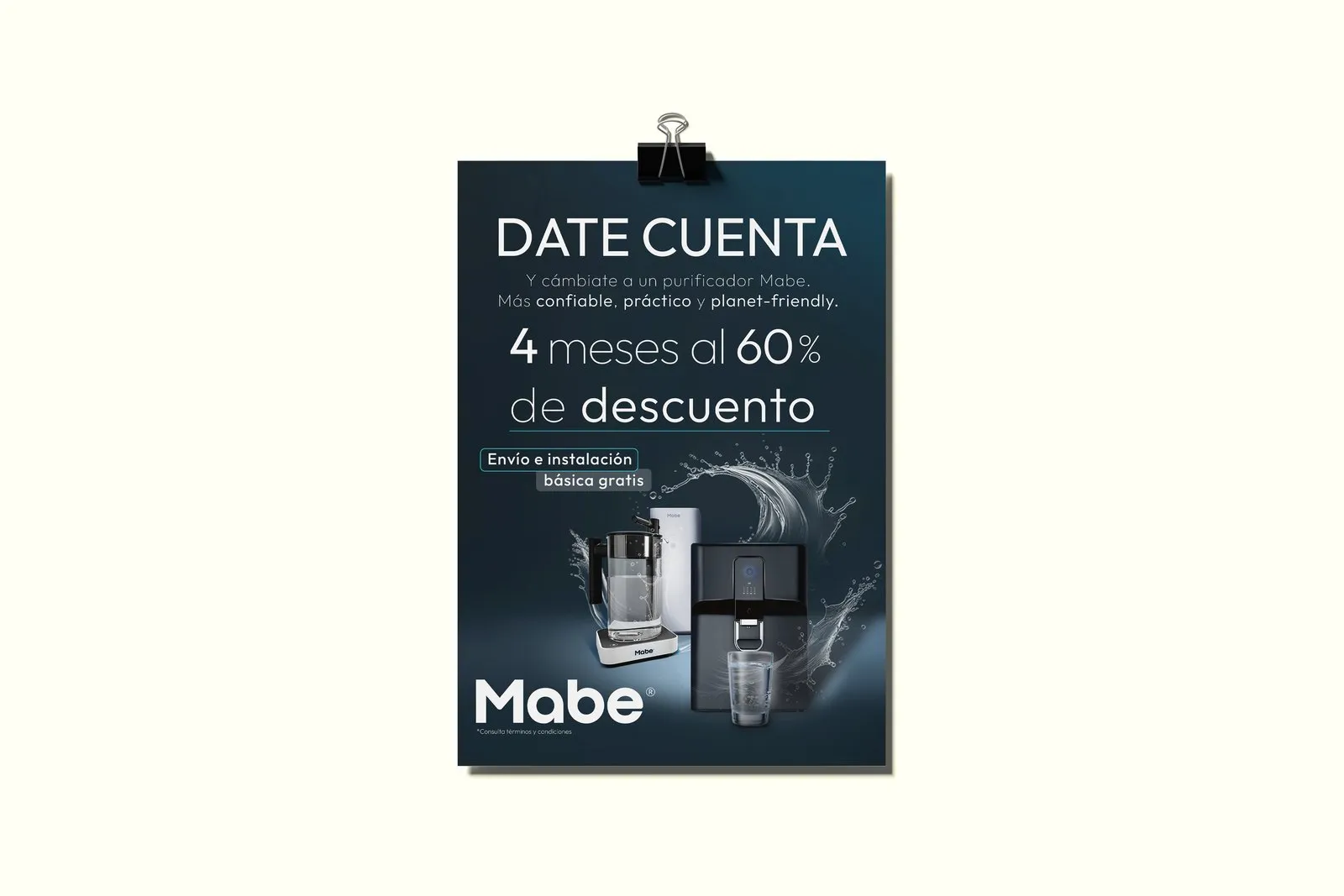 Cartel "Date cuenta" de los purificadores Mabe colgado con un clip